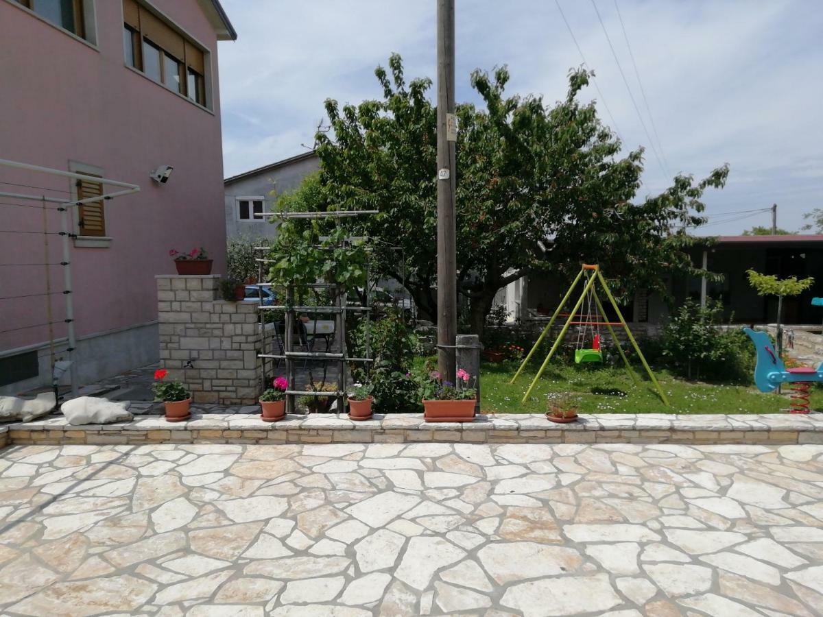 Apartmani Vesna Бує Екстер'єр фото